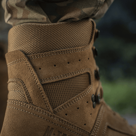 Närbild av M-Tac taktiska sommarskor i brunt läder och Cordura® mesh för utomhusbruk