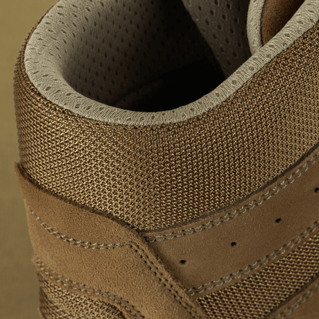 Närbild av M-Tac taktiska sommarskor gjorda av mocka och Cordura® mesh med OrthoLite® innersula för komfort och andningsförmåga