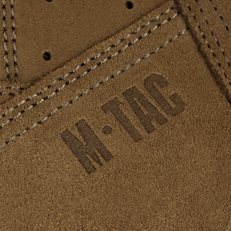 Närbild av M-Tac taktiska sommarskor i högkvalitativt läder med synlig M-Tac-logotyp på suede-ytan