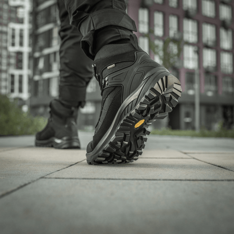 M-Tac Taktiska Demi-Season Stövlar Pro Line med Vibram-sula för taktiska uppdrag, visning av sula och grepp i stadsmiljö.
