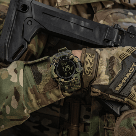 M-Tac Tactical Ur 2037 med LED-bakgrundsbelysning och kompass, idealisk för taktisk användning. Stötsäker ABS-boett och stålbaksida. 5ATM vattenresistens.