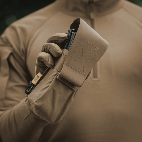 M-Tac ficka för 2 magasin i slitstarkt Cordura-material med kardborre i galleri position 1 för taktisk användning.