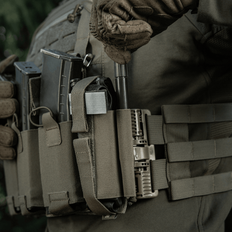 M‑Tac Tourniquet Pouch Elastic Gen.5 monteret på taktisk udstyr med elastikbånd og velcro, ideel til CAT tourniquet opbevaring.