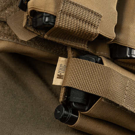 Nærbillede af M‑Tac Tourniquet Pouch Elastic Gen.5 med elastisk fastgørelse af CAT tourniquet, praktisk til taktisk brug.