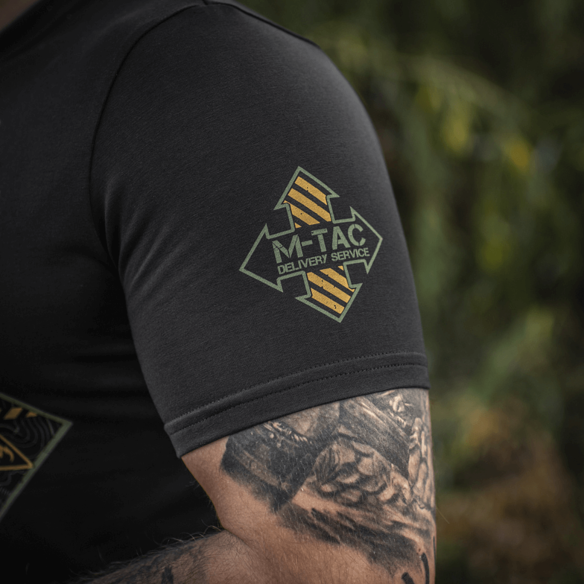 M-Tac T-Shirt Delivery Service med amerikansk Pin-Up-print fra Anden Verdenskrig. Vis skønhed og kampånd med moderne stil.