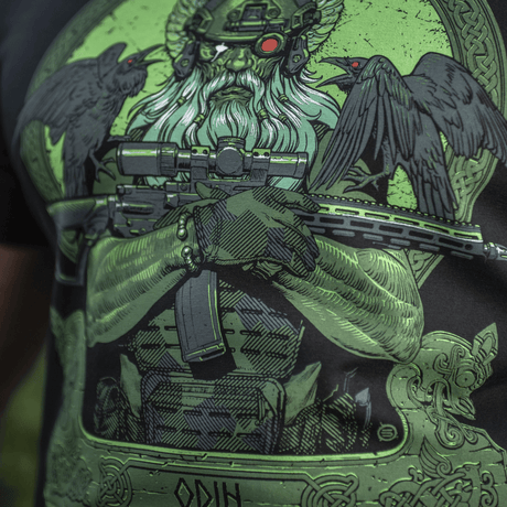 M-Tac T-Shirt Night Vision med Odin, moderne kampudstyr og ravnene Hugin og Munin, "Valhalla Calling" tema. Blød bomuldsblanding.