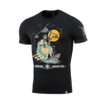 M-Tac T-Shirt Surf Club med design af soldat på surfbræt og helikoptere, inspireret af ukrainske specialoperationer og surfscener.