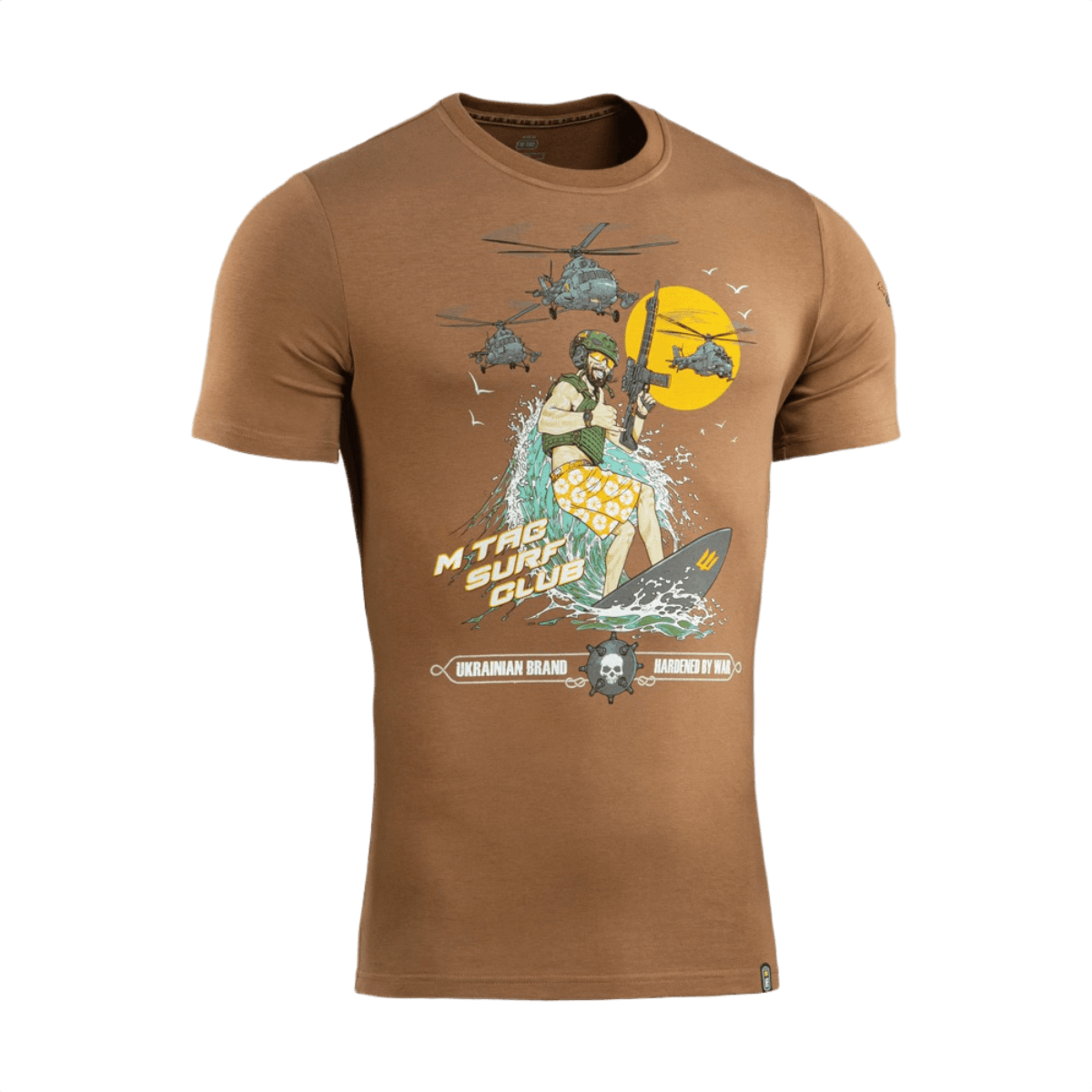 M-Tac T-Shirt Surf Club med design af specialstyrkesoldat på surfbræt, inspireret af kystoperationer og surfscener, coyote farve.