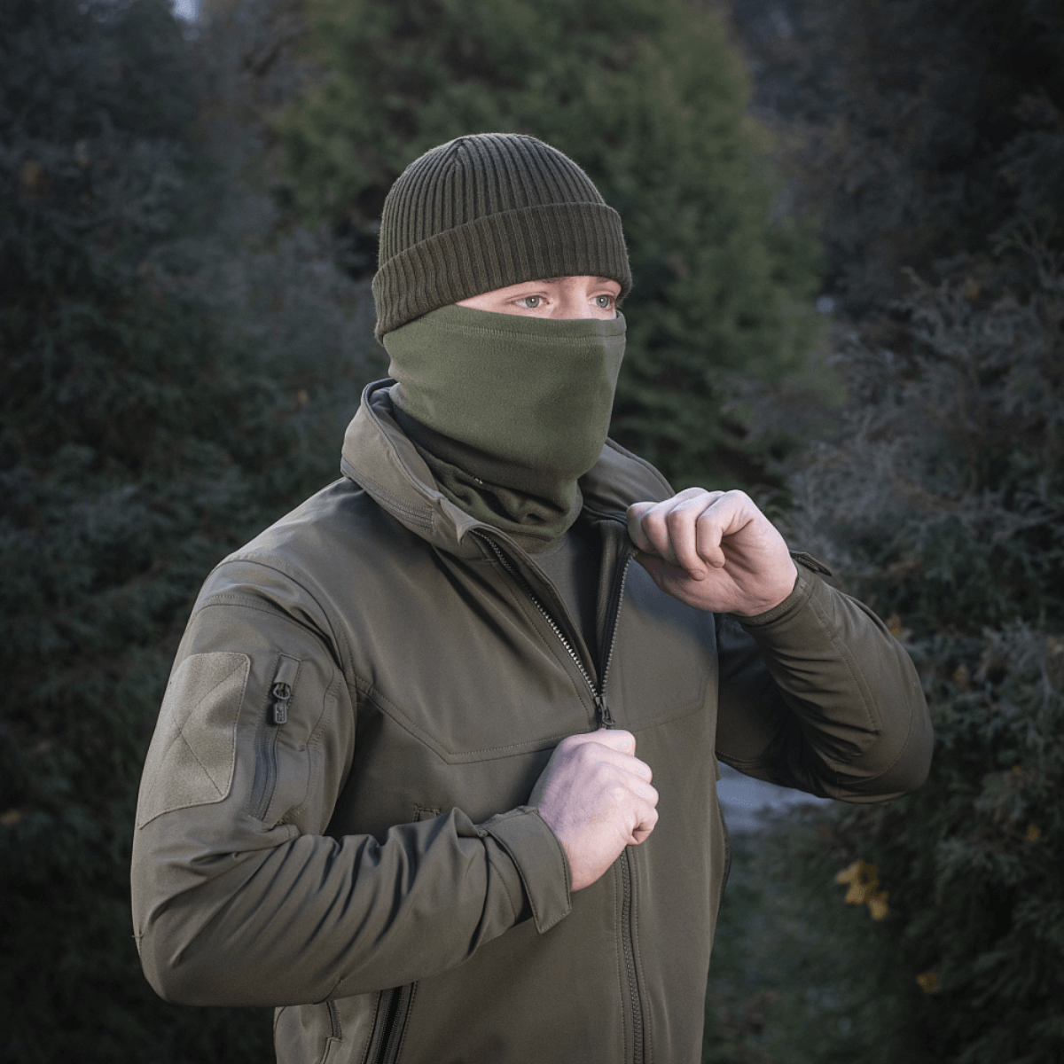 M-Tac Tube Scarf Polartec i brug som halstørklæde og ansigtsmaske i udendørs vintermiljø, ideel til kolde årstider og udendørs aktiviteter.
