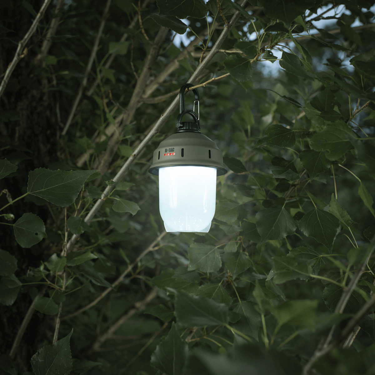 M-Tac Turist Hængelampe hængende i et træ, ideel til camping med LED-teknologi, 200 lumen lysstyrke og genopladeligt batteri.