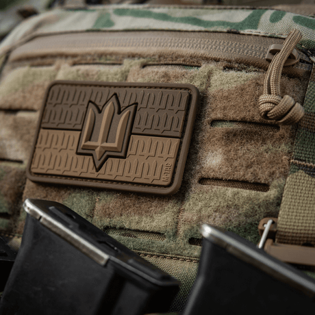 M-Tac patch Ukraine Flag med ZSU Trident PVC på militär ryggsäck, visar Ukrainas nationssymbol, i PVC