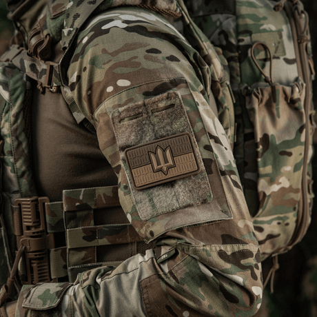 M-Tac patch Ukraine Flag med ZSU Trident PVC på soldats uniform, visar ukrainskt trident-symbol för stolthet och arv
