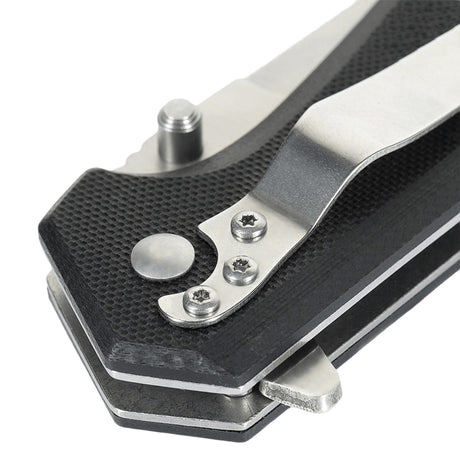 Närbild av handtaget på M-Tac Outdoor & Militär fällkniv - Type 5 med G10-kompositgrepp och aluminiumkonstruktion.