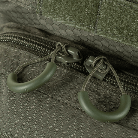 Detalj av M-Tac Urban Line City Hunter Hexagon Bag med blixtlås och sexkantig textur, idealisk för vardagsbruk och organisering.