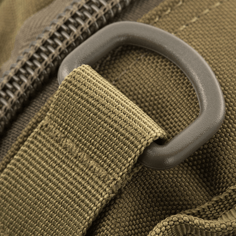 Detalj av M-Tac Urban Line City Patrol Fastex väska med D-ring och dragkedja, gjord av hållbart 600D polyester med PVC-coating.