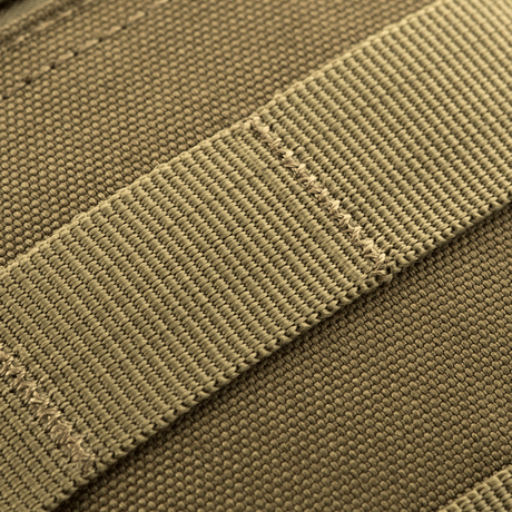 Detalj av M-Tac Urban Line City Patrol Fastex väska i slitstarkt 600D polyester med PVC-coating, tät sömnad och militärgrön design.