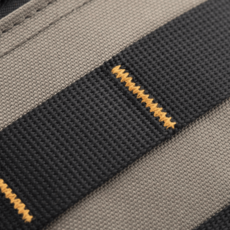 Närbild av rem på M-Tac Urban Line City Patrol Fastex väska, tillverkad av slitstark polyester med PVC-coating.