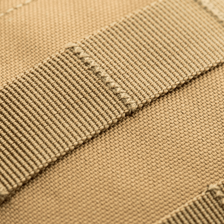 Detaljerad närbild av slitstarkt material på M-Tac Urban Line City Patrol väska med 600D polyester och PVC-coating.