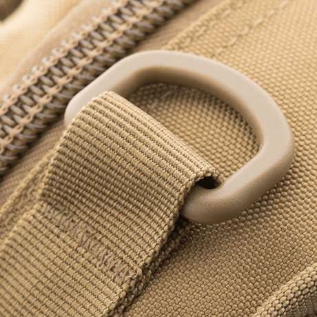 Närbild av M-Tac Urban Line City Patrol väska med beige rem och dragkedja, tillverkad av vattenavvisande 600D polyester.