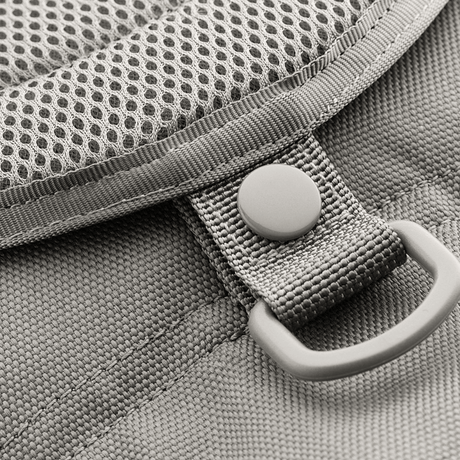 Detaljbild av M-Tac Urban Line City Patrol väska, nära det slitstarka 600D polyester och knapp, perfekt för urban användning.