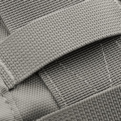 Detalj av M-Tac Urban Line City Patrol väska med starkt 600D polyester och PVC-coating, visar hållbara remmar för sling bag-design.