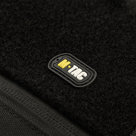 Närbild av M‑Tac vapenfodral 128 cm med M‑Tac-logotyp, tillverkat av svart polyester för säker transport och förvaring av vapen upp till 128 cm.