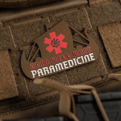 M-Tac Patch Viking Evac i brunt, formad som ett skepp, med röd paramedicinsk stjärna och text på en taktisk ryggsäck.