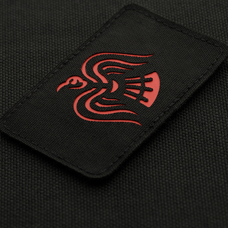 M-Tac Patch Ravneflag Laser Cut med svart korp på Cordura 500D, perfekt för uniform och taktisk utrustning. Storlek: 80 x 50 mm.