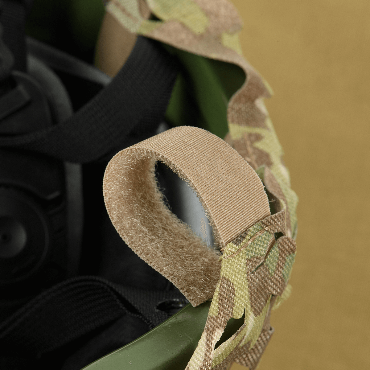 M‑Tac Vilha Hjelmcover Elite med velcro-panel og multicam-camouflage til FAST hjelme, designet til beskyttelse mod snavs og slid.