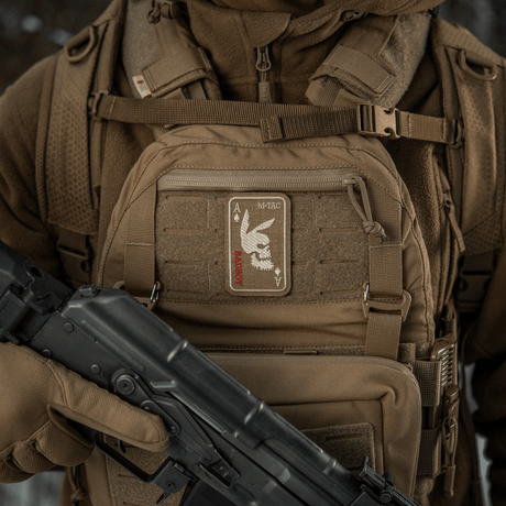 M-Tac Patch Bad Boy (Broderi) på en ryggsäck med kaninkranium broderat på ett kort, symboliserar frihet och mod.