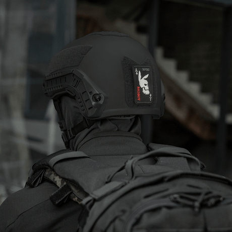 M-Tac Patch Bad Boy (Broderi) fäst på svart hjälm, visar kaninkranium på spader ess.