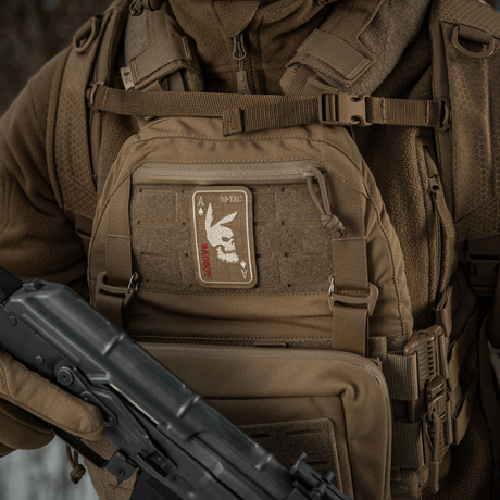 M-Tac Patch Bad Boy (Broderi) fäst på taktisk väst, broderad Cordura 500D med spader ess-motiv och brutalt kaninkranium.