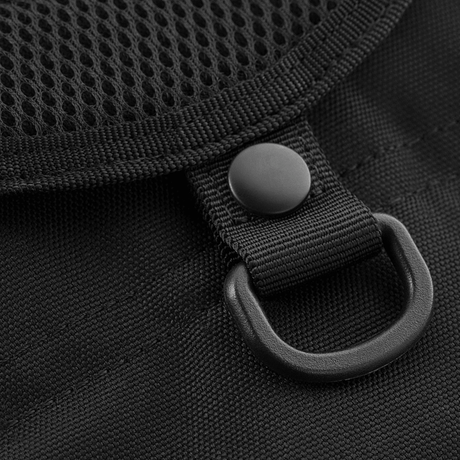 Närbild av M-Tac Urban Line City Patrol Fastex väska i svart polyester med klickspänne och D-ring-detalj.