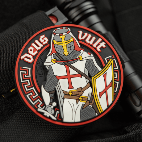 M-Tac Deus Vult 3D PVC-patch med riddarmotiv och Velcro, lämplig för taktik och utomhusbruk.