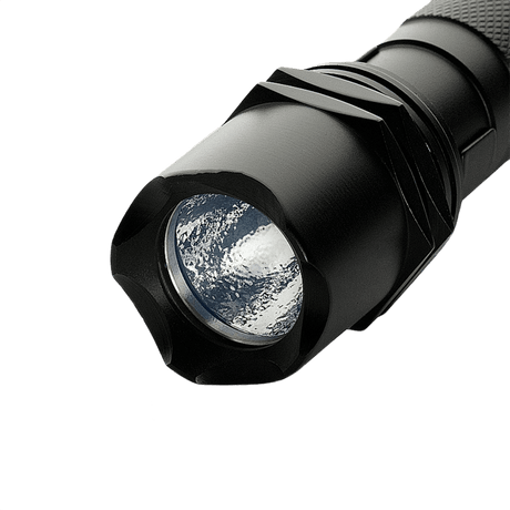 M-Tac Ficklampa M22-C kraftfull taktisk ficklampa med LED-ljus och aluminiumlegering, idealisk för utomhusbruk, mått 134x26x25,5mm.