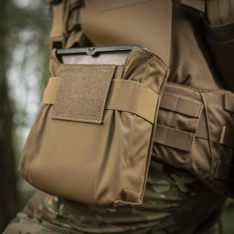 M-Tac Pouch til M249 Cartridge Box Closed monterad på taktisk väst i skogsområde
