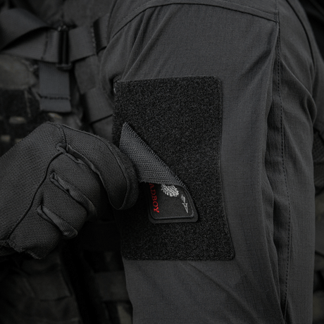 M-Tac Patch Bad Boy (Broderi) på militärjacka, broderat kaninkranium och spader ess-motiv, fäst med Velcro, symboliserar frihet och mod.