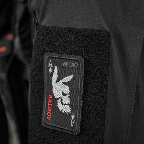 M-Tac Patch Bad Boy (Broderi) med kaninkranium på spader ess-kort, symboliserar frihet och mod, fäst med Velcro på kläder.