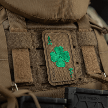 M-Tac Patch Lucky Card (Broderi) på väska. Broderat klöverblad för tur på Cordura 500D med Velcro. Dimensioner 8x5 cm, hållbar vid användning.