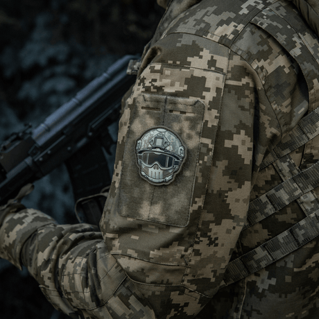 M-Tac Patch Emoji #20 med 3D PVC-effekt på kamouflageuniform, taktisk morale patch med Velcro, perfekt för kläder och utrustning.