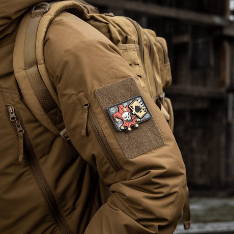 M-Tac Patch Joker Skull 3D PVC på jackärm med Velcro, taktisk design i PVC, perfekt för anpassning av utrustning. Mått 78x55 mm.