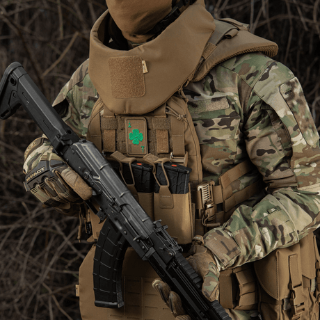 Taktisk utrustning med M-Tac Patch Lucky Card (Broderi) med klöverblad på en stridsuniform. Hållbar broderad Cordura 500D-patch.