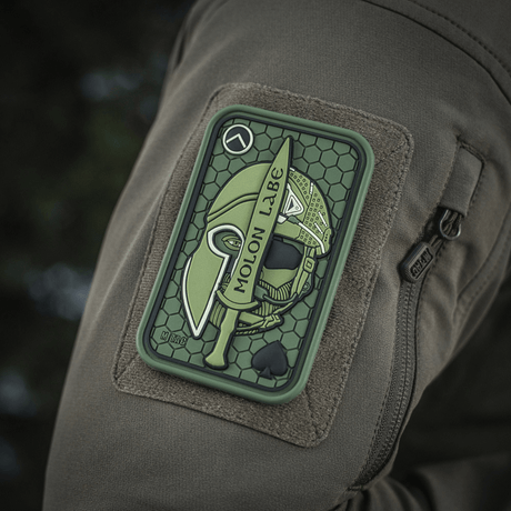 M-Tac Patch Molon Labe 3D PVC i gummi med 3D-effekt på Velcro, inspirerad av 300 spartanerna, monterad på taktisk utrustning.