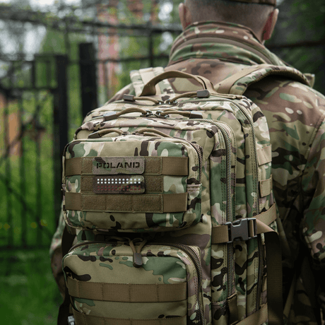 M‑Tac Patch Poland End-to-End 25x80 på kamouflage-ryggsäck i naturen, Cordura 500D av hög kvalitet med velcrofäste.