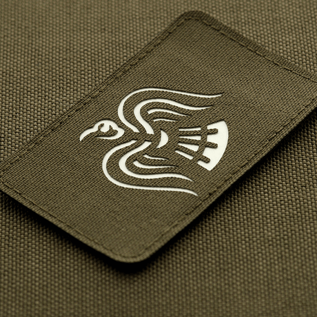 M-Tac Patch Ravneflag Laser Cut visar vikingaflagga med svart korp, idealisk för uniform eller taktisk utrustning, Cordura 500D, Velcro, 80x50 mm.