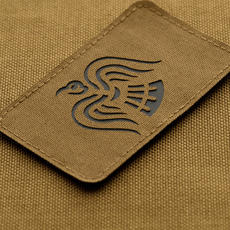 M-Tac Patch Ravneflag Laser Cut med svart korp på brun bakgrund i Cordura 500D, 80x50mm, för taktisk utrustning och uniform.