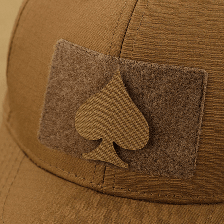 M-Tac Patch Spades Laser Cut i Cordura 500D-material med Velcro-baksida, idealisk för militär och taktisk användning, monterad på en keps