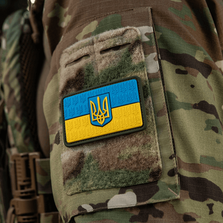 M-Tac Patch Ukraine Flag med vapensköld på kamouflagejacka, PVC morale-patch med 3D Trident och ukrainska färger, velcro-fäste.