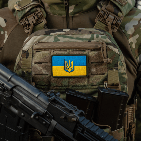 M-Tac Patch Ukraine Flag med vapensköld monterad på militärutrustning, PVC med 3D-relief, perfekt för kläder och ryggsäck.