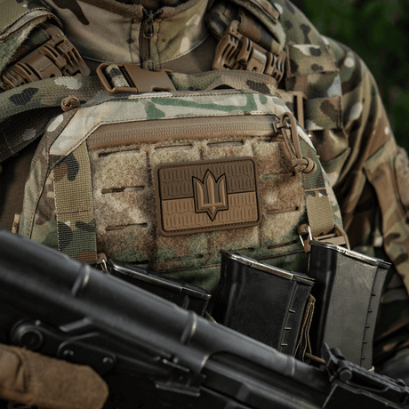 M-Tac patch Ukraine Flag med ZSU Trident PVC på kamouflageväst, visar ukrainsk militär och nationell stolthet